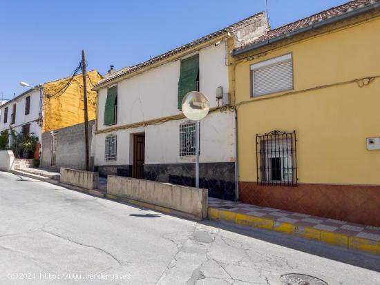 Casa junto al ayuntamiento de Pinos Puente - GRANADA