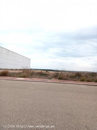 PARCELA INDUSTRIAL EN EL POLÍGONO CUARTO DE LA HUERTA. - SEVILLA