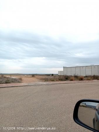 PARCELA INDUSTRIAL EN EL POLÍGONO CUARTO DE LA HUERTA. - SEVILLA