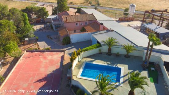 FINCA EN ALQUILER CON OPCIÓN A COMPRA DE 450M2 / 6 HABS / 3 BAÑOS / PISCINA 70M2 / TERRAZA / TENNI