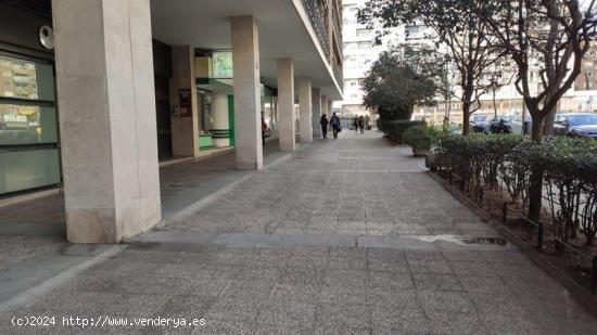 Local comercial en venta en Plaza del Conde Valle de Suchil 17 (Madrid) - MADRID