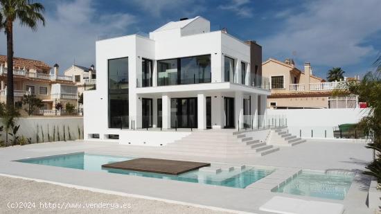 Gran villa de lujo con piscina exclusiva y pista de padel frente mar - ALICANTE