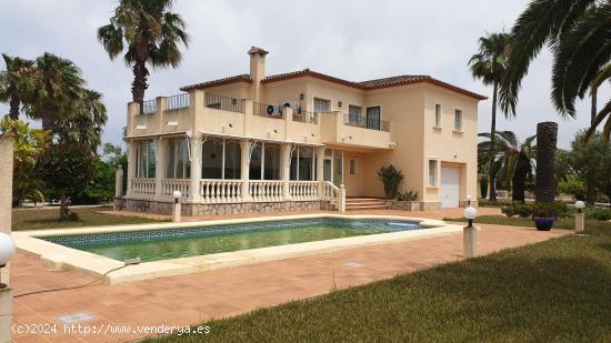 VILLA CON GRAN PARCELA A 1500 M DE LA PLAYA - ALICANTE