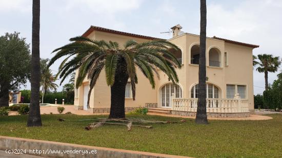 VILLA CON GRAN PARCELA A 1500 M DE LA PLAYA - ALICANTE