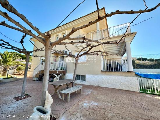 VENTA DE ADOSADO EN PETRER, ZONA LOMA BADÁ - ALICANTE