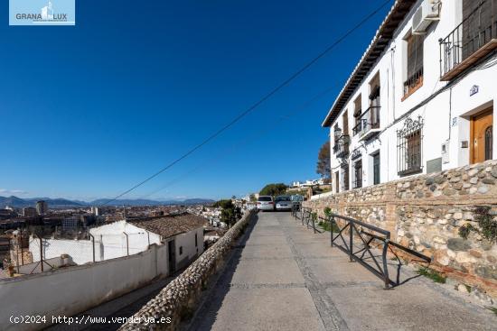 Se ofrece a la venta una extraordinaria casa en uno de los sitios más emblemáticos - GRANADA