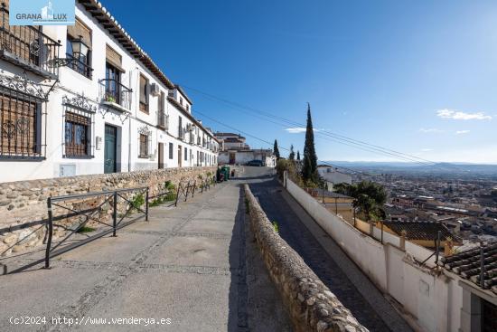 Se ofrece a la venta una extraordinaria casa en uno de los sitios más emblemáticos - GRANADA