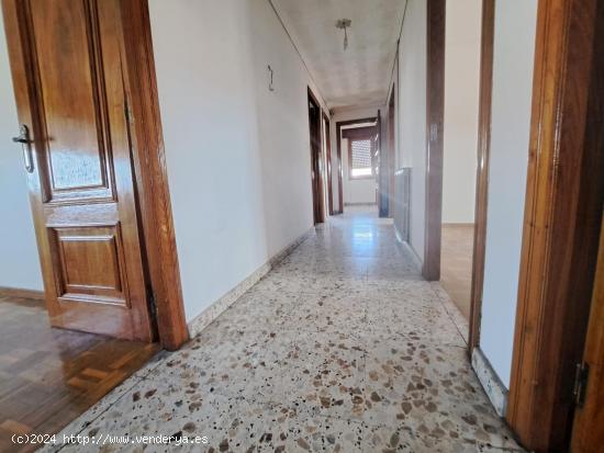 ESTUPENDA CASA CON APARTAMENTO Y PISO INDEPENDIENTE. ADEMAS DE UN TERRENO TRASERO - LEON