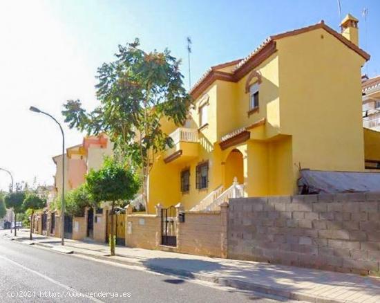 Bonita vivienda adosada situada en la Avenida Doña Juana de Huetor Vega - GRANADA