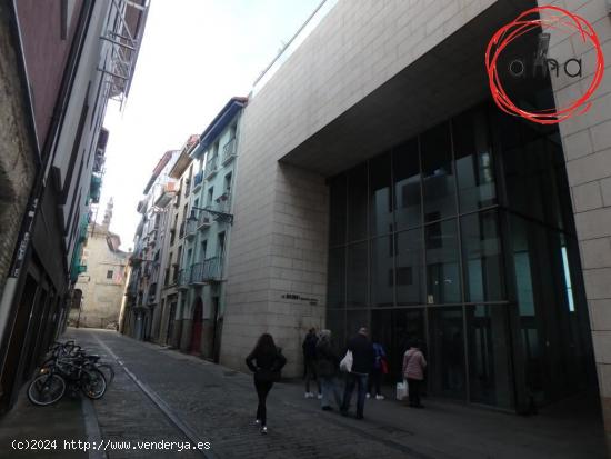 LOCAL AMPLIO COMPLETAMENTE REFORMADO EN CASCO VIEJO AL LADO DEL ASCENSOR - NAVARRA