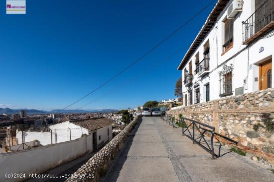 Se ofrece a la venta una extraordinaria casa en uno de los sitios más emblemáticos - GRANADA