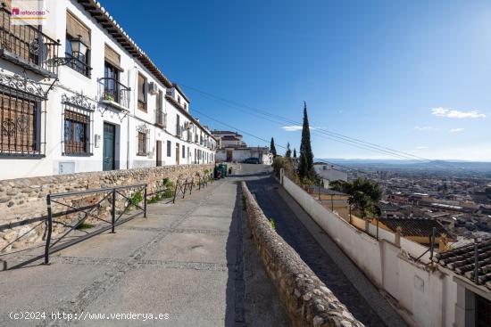 Se ofrece a la venta una extraordinaria casa en uno de los sitios más emblemáticos - GRANADA