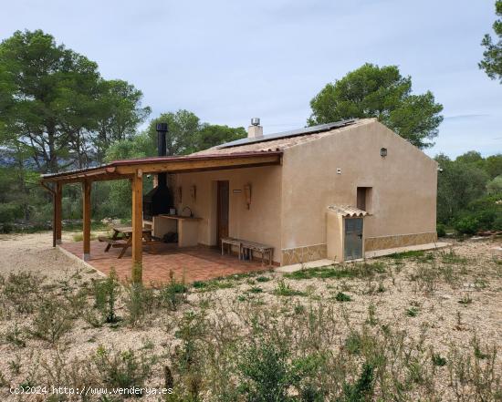 Finca Rústica con encantadora casa de campo de 70 M2 y agua conectada - TARRAGONA