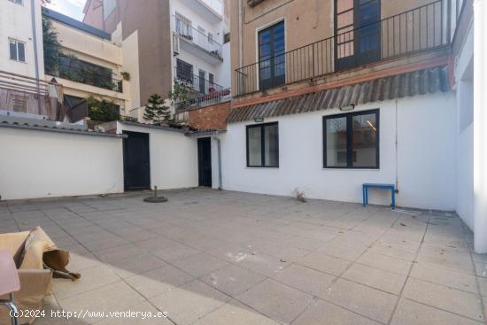  Vivienda de 245 m² con patio de 70 m² - BARCELONA 