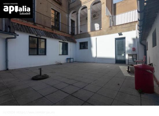 Vivienda de 245 m² con patio de 70 m² - BARCELONA