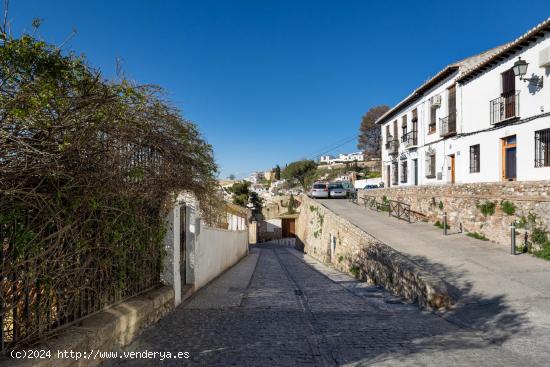 Se ofrece a la venta una extraordinaria casa en uno de los sitios más emblemáticos - GRANADA