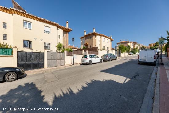 CASA PAREADA URB LA QUINTA - GRANADA