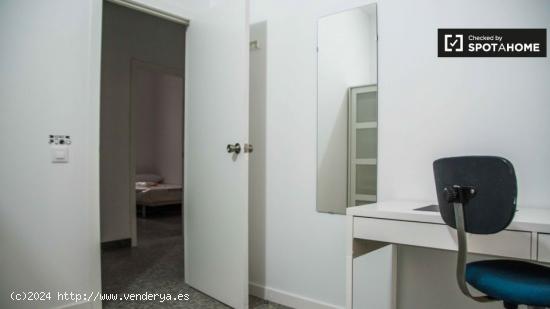 Habitación luminosa en un apartamento de 10 habitaciones en Ciutat Vella - VALENCIA