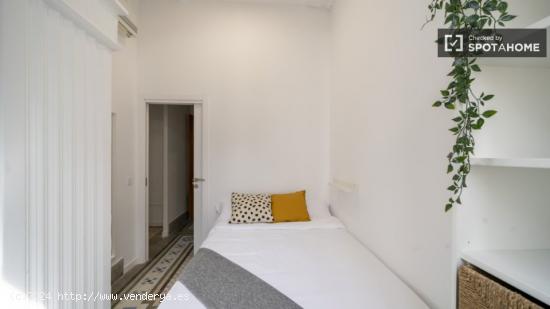 Se alquilan habitaciones en un apartamento de 7 dormitorios en Ciutat Vella - VALENCIA