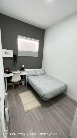  Se alquilan habitaciones en apartamento de 6 dormitorios en Malasaña - MADRID 