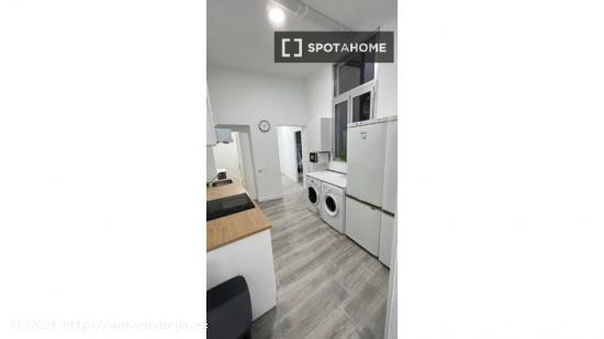 Se alquilan habitaciones en apartamento de 6 dormitorios en Malasaña - MADRID