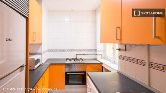 Se alquilan habitaciones en un apartamento de 4 dormitorios en Centro - MADRID