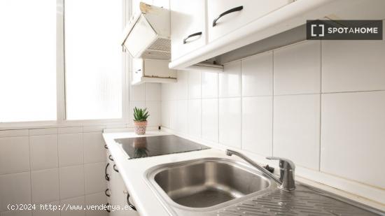 Habitaciones para alquilar en apartamento de 5 dormitorios en Centro - MADRID