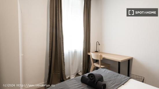 Se alquilan habitaciones en un apartamento de 4 dormitorios en Centro - MADRID