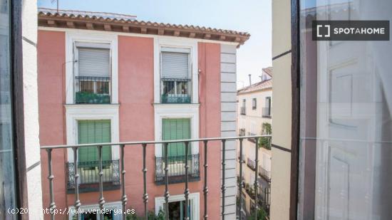 Alquiler de habitaciones en apartamento de 6 dormitorios en Centro - MADRID