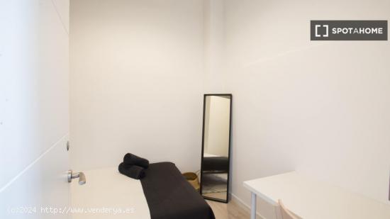 Alquiler de habitaciones en apartamento de 6 dormitorios en Centro - MADRID