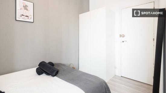 Alquiler de habitaciones en apartamento de 6 dormitorios en Centro - MADRID