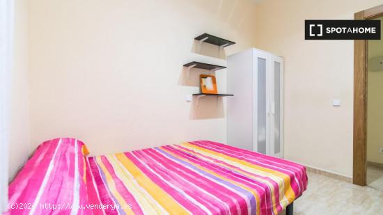 Se alquilan habitaciones en un apartamento de 7 dormitorios en Centro - MADRID