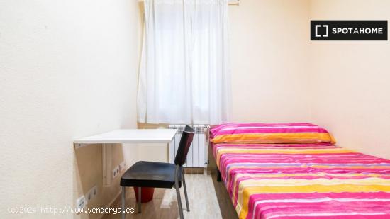 Se alquilan habitaciones en un apartamento de 7 dormitorios en Centro - MADRID