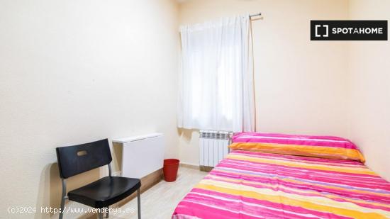 Se alquilan habitaciones en un apartamento de 7 dormitorios en Centro - MADRID