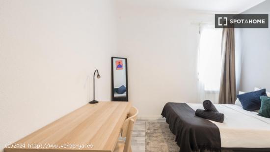 Alquiler de habitaciones en apartamento de 6 dormitorios en Centro - MADRID