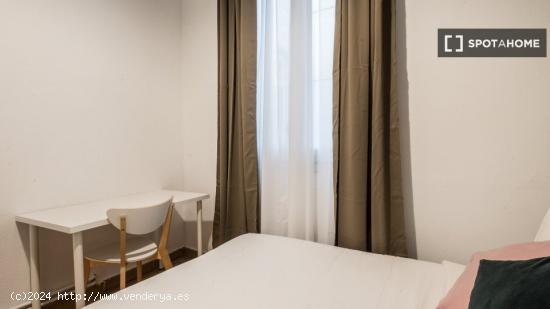 Se alquilan habitaciones en apartamento de 5 dormitorios en Tetuán - MADRID