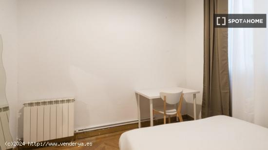 Se alquilan habitaciones en apartamento de 5 dormitorios en Tetuán - MADRID