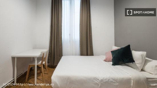 Se alquilan habitaciones en apartamento de 5 dormitorios en Tetuán - MADRID