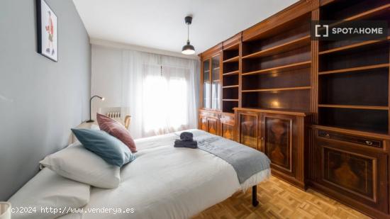 Se alquilan habitaciones en apartamento de 5 dormitorios en Tetuán - MADRID