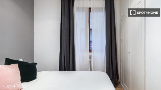 Se alquilan habitaciones en apartamento de 5 dormitorios en Tetuán - MADRID