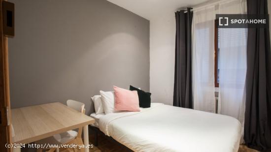 Se alquilan habitaciones en apartamento de 5 dormitorios en Tetuán - MADRID