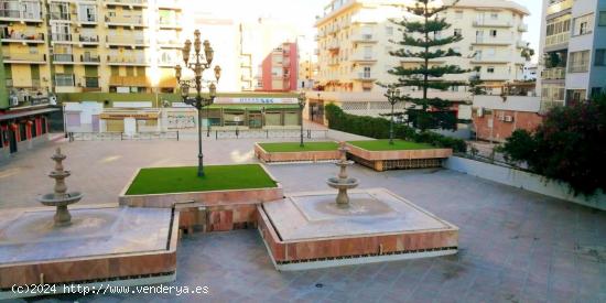 Magnifico local comercial en esquina con escaparates en Torremolinos centro. - MALAGA