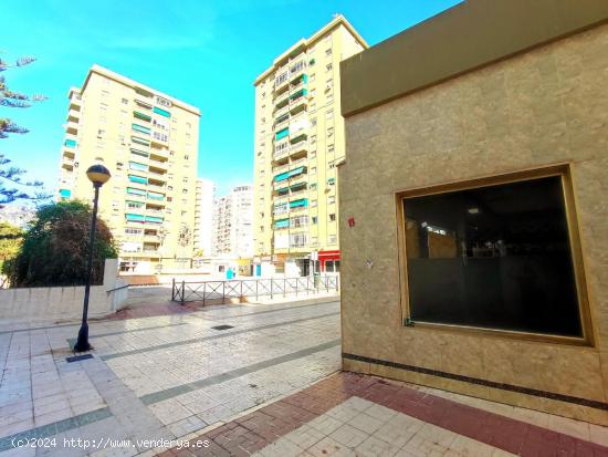 Magnifico local comercial en esquina con escaparates en Torremolinos centro. - MALAGA