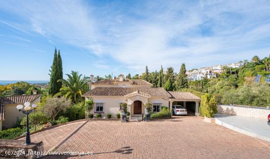 VILLA  EN  URBANIZACION MARBELLA  HILL CLUB - MALAGA