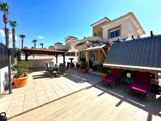 Chalet independiente renovado con amplio jardín en El Raso - ALICANTE