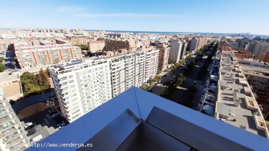 Piso de cuatro dormitorios, con vistas preciosas al mar y  a poco metros del Jardines del Rio Túria