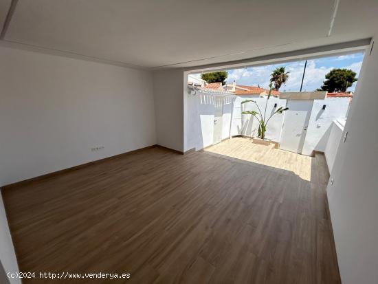 CHALET ADOSADO EN LOS ÁNGELES, REFORMADO - ALICANTE