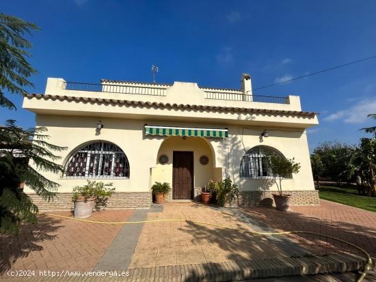  Chalet de 4 dormitorios y piscina en las Menuditas - CADIZ 