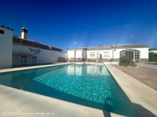  Chalet de 3 dormitorios con piscina en el Almendral - CADIZ 