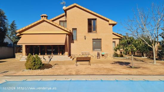 Magnífico chalet de estilo rústico con buenas calidades - MADRID